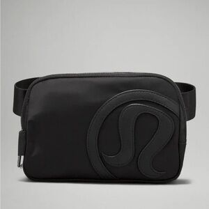 Lululemon Everywhere Belt Bag BLK logo